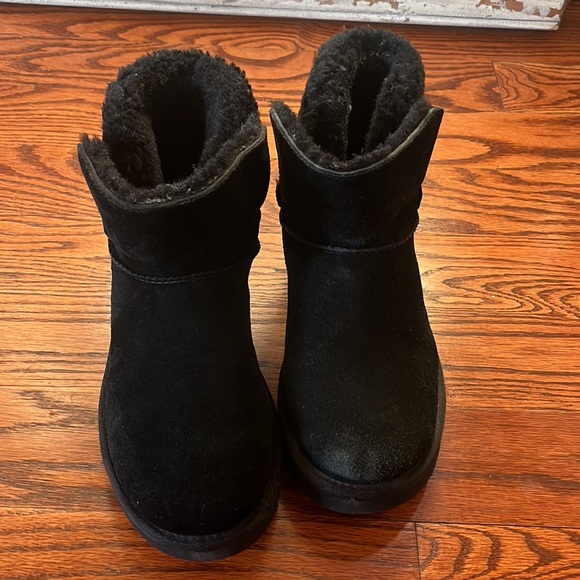 Woman’s Ugg’s - Picture 2 of 4